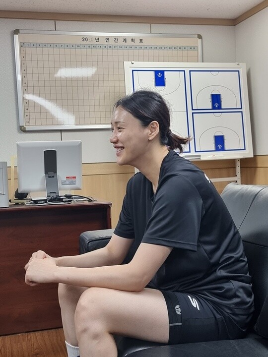 푸른 유니폼 입는 강이슬, 우리은행 ...