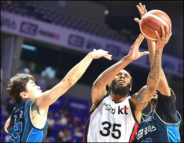 [BK포토화보] 부산 KCC vs 수원 KT 경기모습