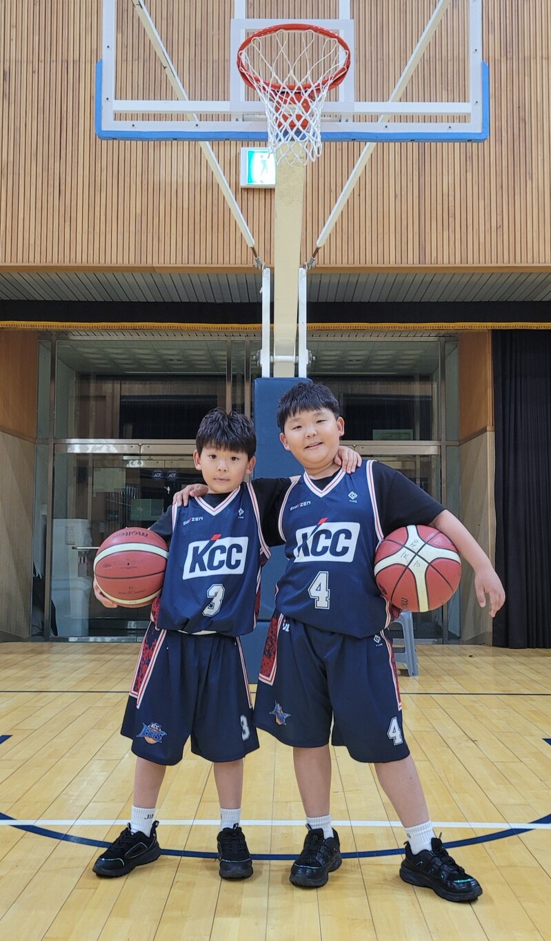 Lee Ji-sung and Lee Eun-sung transitioned from smartphone use to KCC junior basketball after their